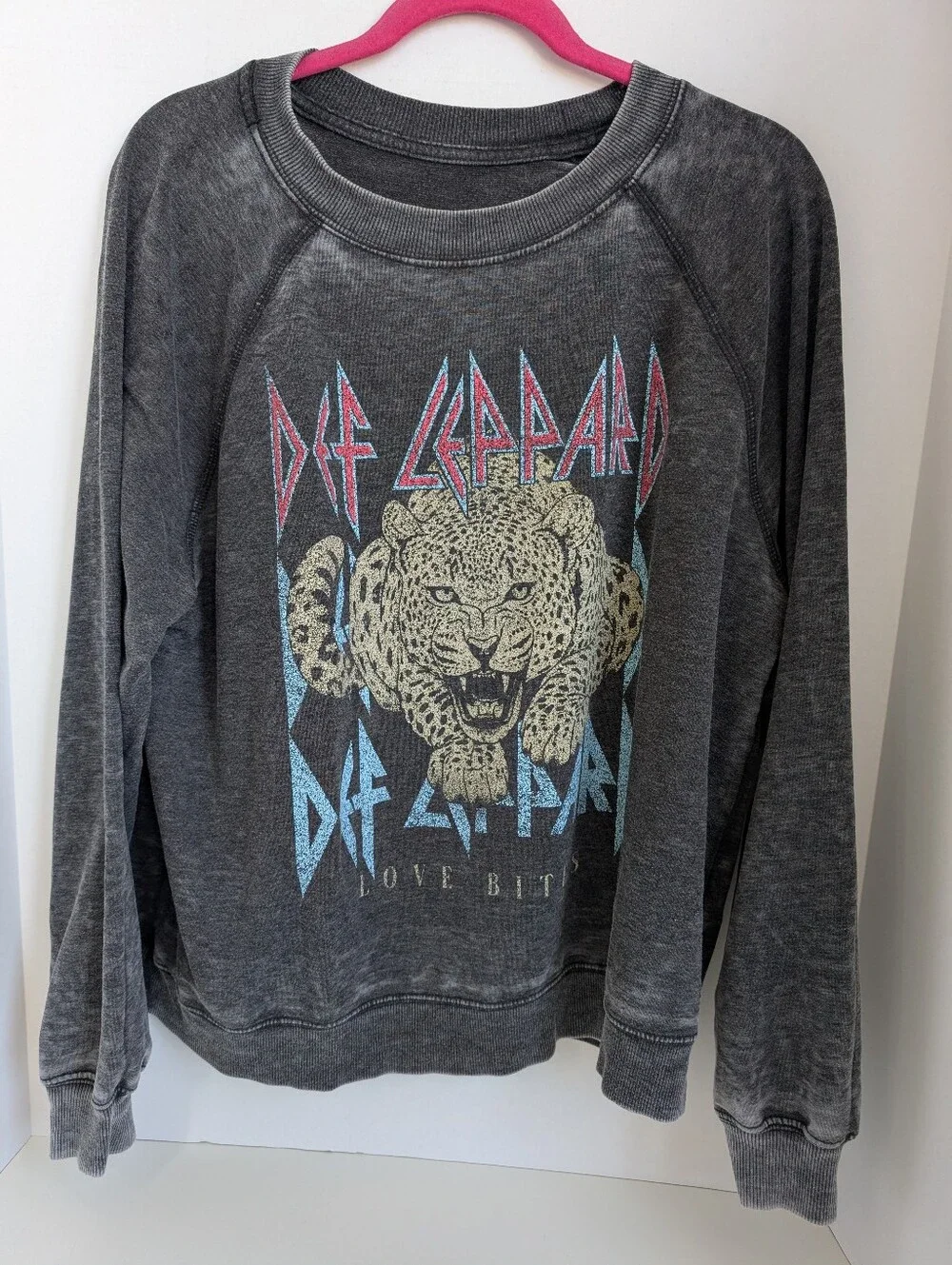 ⚡ Recycled Karma Def Leppard "Love Bites" Graphic Sweatshirt 🖤 - Picture 4 of 13